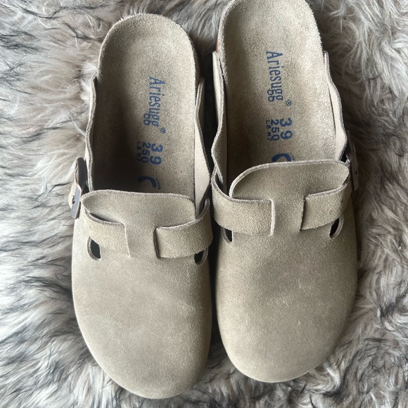 Ariesugg by Ugg Tan Suede Mules - Picture 8 of 12